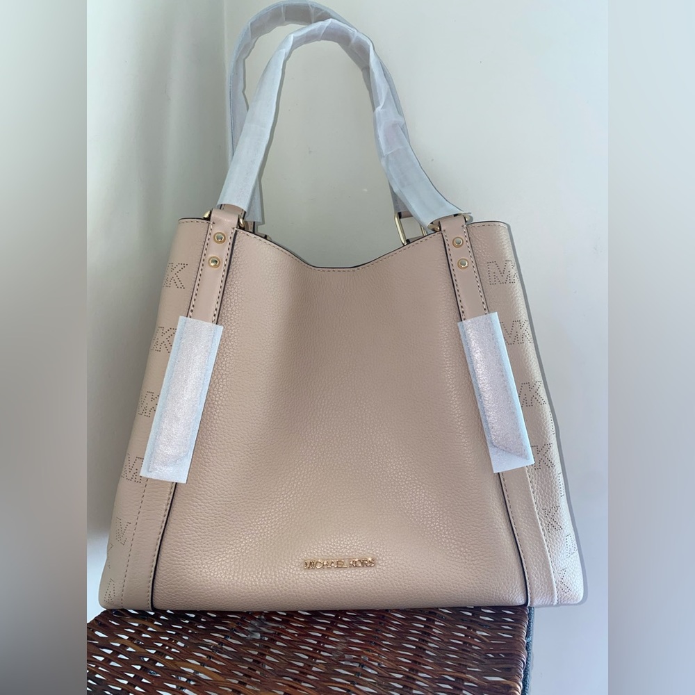🆕MK Pebbled Leather Tote| 👜 Style: Arlo Buff Large| Versatile design - Picture 6 of 10